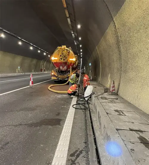 南沙隧道排水渠清淤